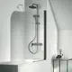 Duschsystem von Ideal Standard mit schwarzem Design, bestehend aus einer Regendusche und einer Handbrause, hinter einer transparenten Duschabtrennung in einem modernen Badezimmer.